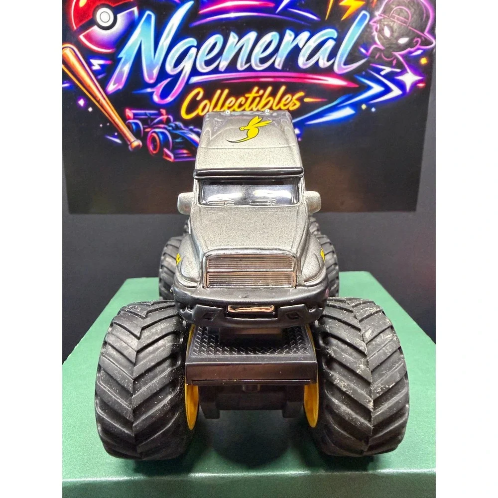 Maisto Hornet Towing 6-Wheel Monster Truck Silver Yellow 20 Ton Boom Wrecker Toy